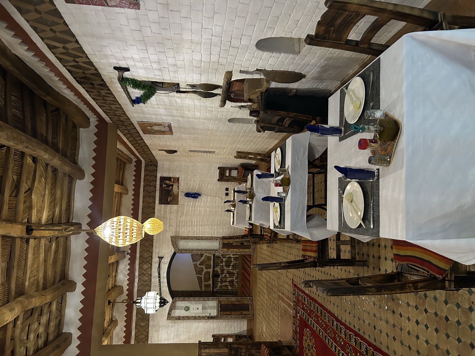 Hotel Babylon Dades