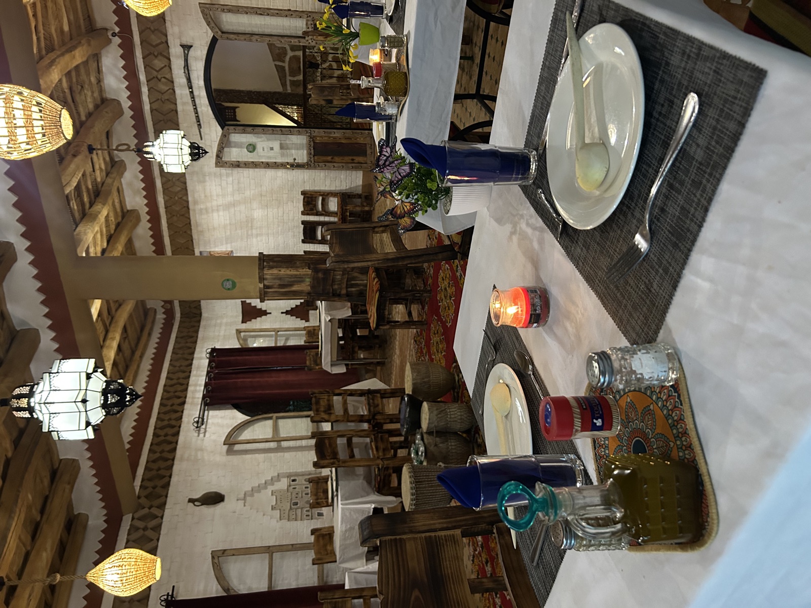 Hotel Babylon Dades