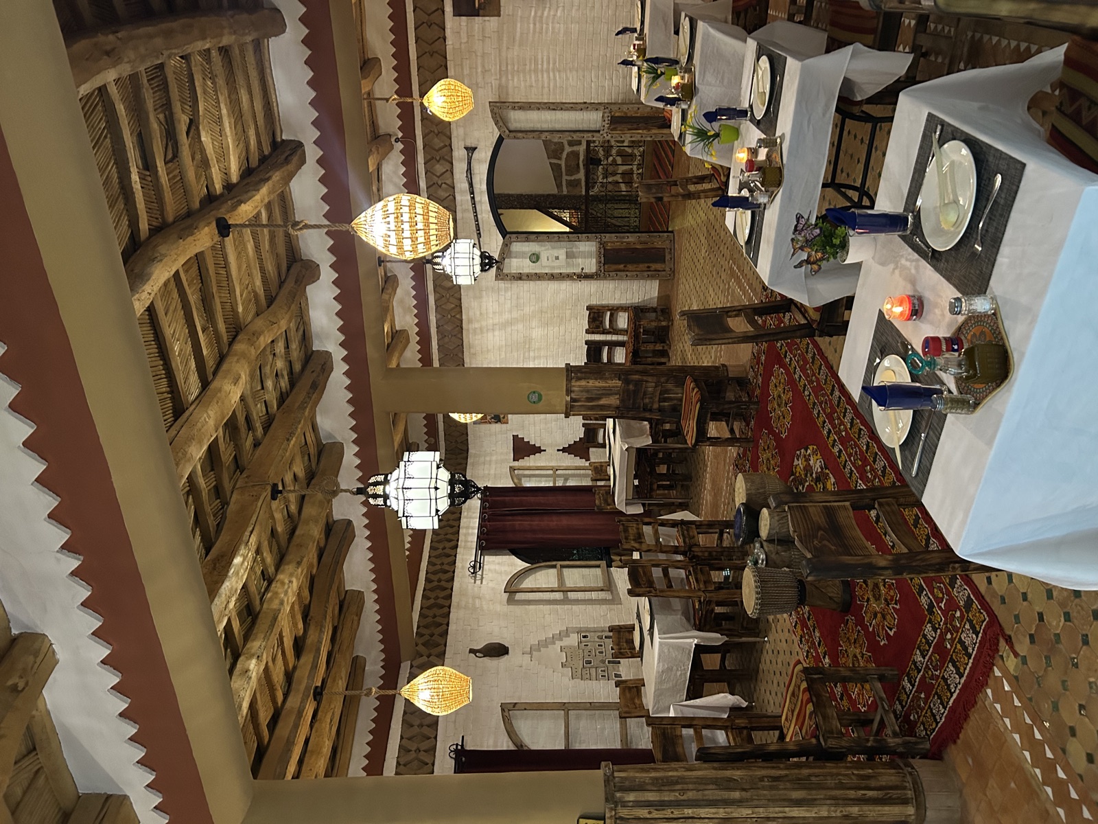 Hotel Babylon Dades