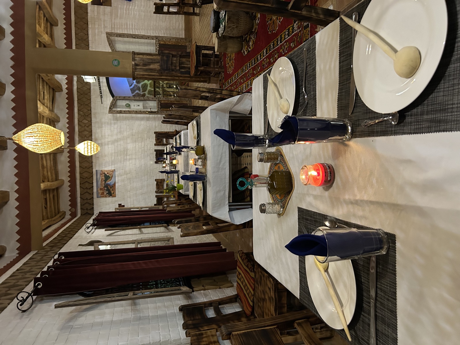 Hotel Babylon Dades