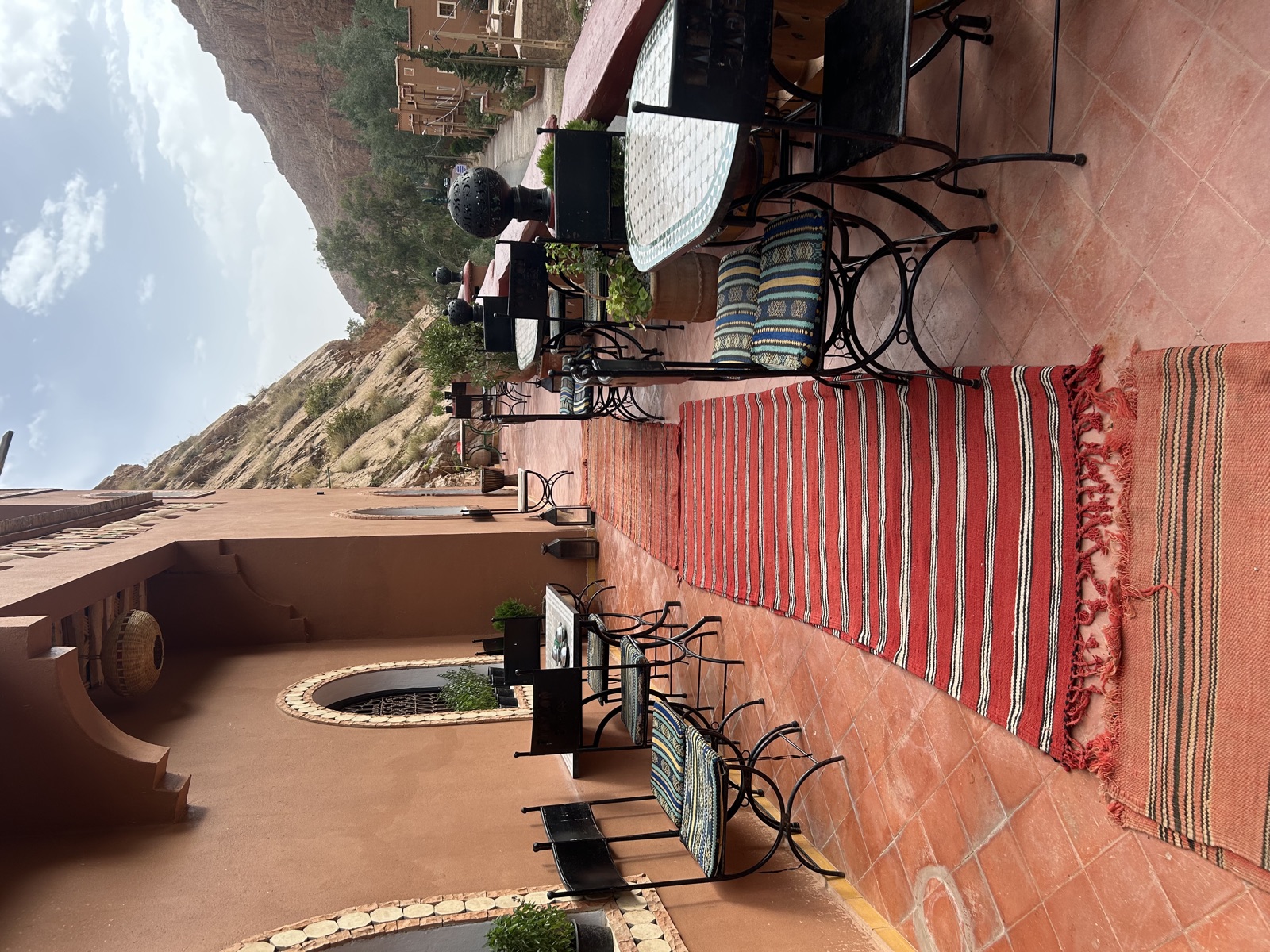 Hotel Babylon Dades