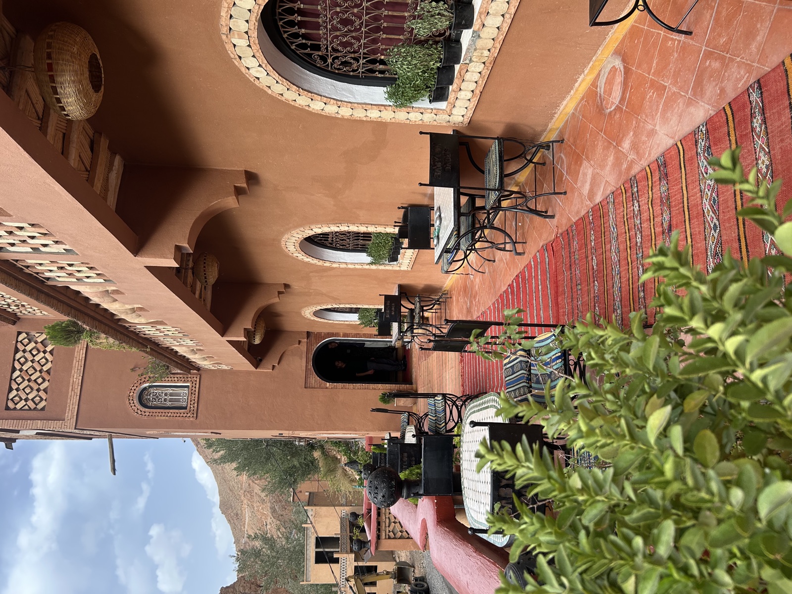 Hotel Babylon Dades