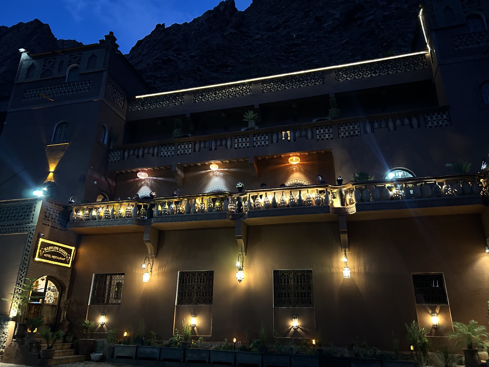 Hotel Babylon Dades