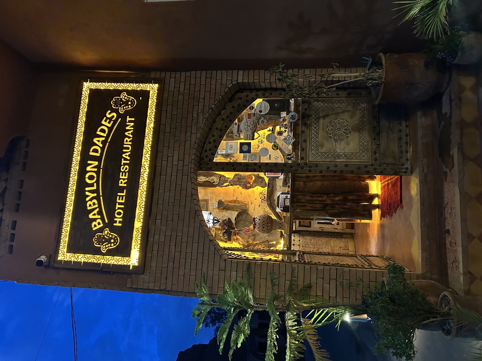 Hotel Babylon Dades